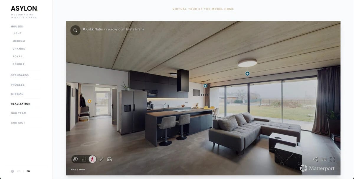 Virtuální prohlídka Matterport vzorového domu 6+kk Natur v Praze, otevřená na kuchyňském ostrůvku a obývacím pokoji.